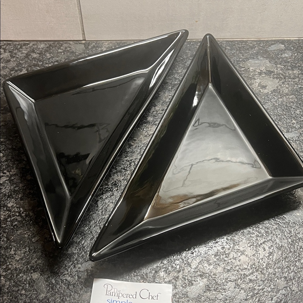 Pampered Chef Simple Additions Glossy Black Triangular Plates. New in box